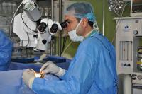 Kurdish Doctor implants corneas the eyes in Duhok